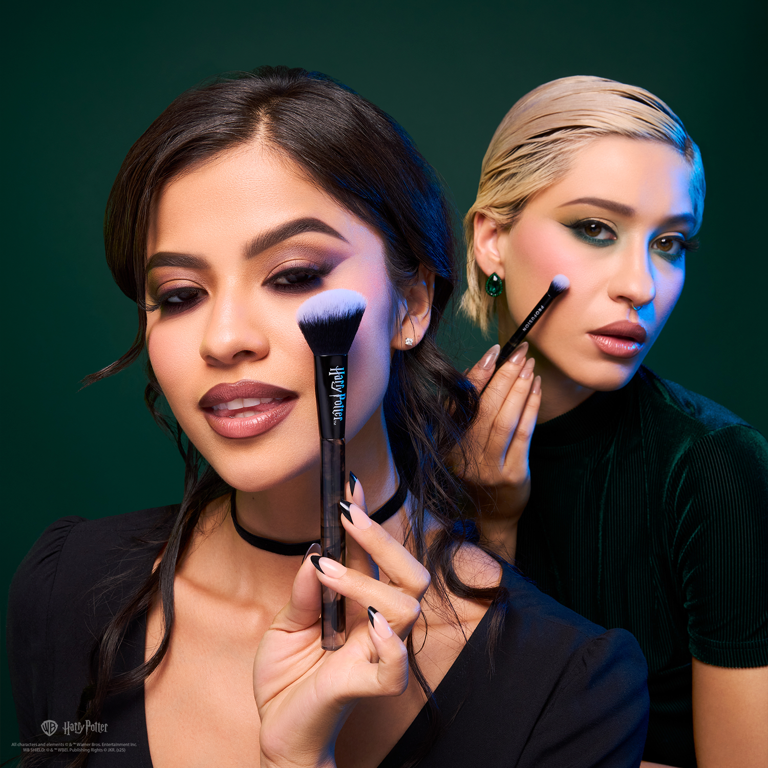 HP Dark Arts | Deathly Hallows™ Blend Makeu Brush & Sponge Set Model